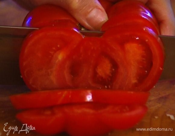 Помидор нарезать дольками.