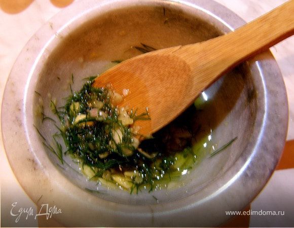 Разтолчем(или мелко порубить)чеснок
Добавим соль и перец по вкусу.
Покрошим уроп(я его люблю не резать а рвать так ароматнее)