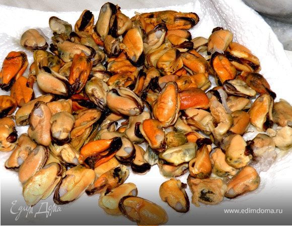 Вымоем тщательно мидии и просушим на бумажном полотенце.