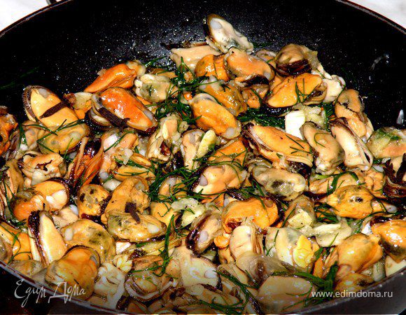 В жароупорную емкость (у меня маленькая сковородка с железной ручкой) наливаем оливковое масло,затем засыпаем мидии,гвоздички и приготовленный чесночный соус.Перемешиваем все вместе.Ставим в предварительно разогретую духовку до 180градусов и выпекаем минут 25.Вы поймете что мидии готовы по чудесному аромату!Подавала я их с рисом басмати.Приятного аппетита!
