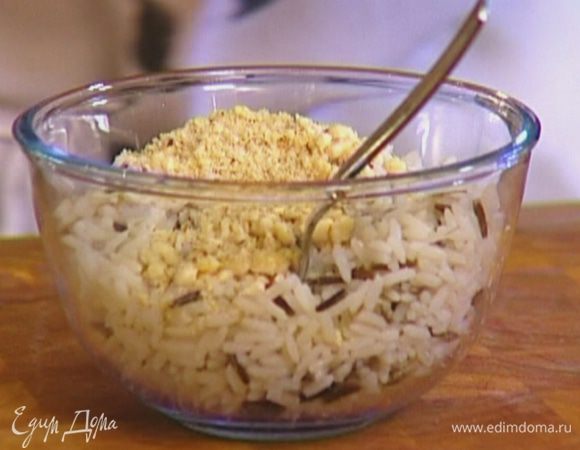 Фундук измельчить в ступке и отправить к рису.