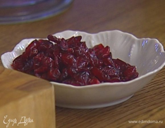 Клюкву выложить в глубокую посуду, добавить цедру и сок апельсина, дать настояться.