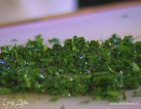 Петрушку мелко порубить, большую часть смешать с 1 ст. ложкой оливкового масла, солью и перцем. 