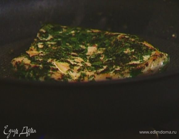 Разогреть сковороду без масла и обжарить индейку с обеих сторон до готовности.