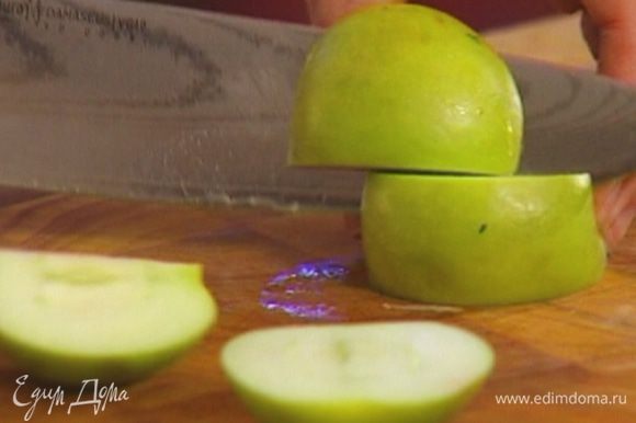 Яблоко, удалив сердцевину, нарезать тонкой соломкой и выложить в миску к клюкве.