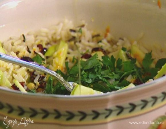 Добавить к клюкве оставшуюся рубленую петрушку и оливковое масло, перемешать. 