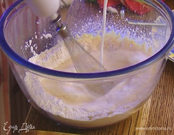 Муку соединить с яйцом, солью и 1 ст. ложкой сахара. Взбивать массу миксером, тонкой струйкой вливая молоко.