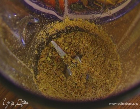 Грецкие орехи и фисташки измельчить в блендере.