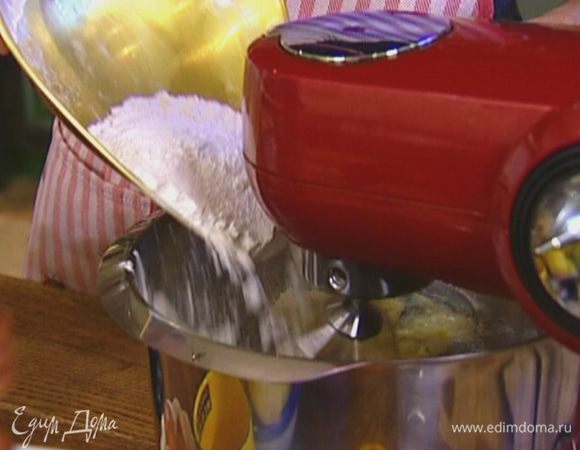 В муку добавить соду, разрыхлитель, соль, перемешать и всыпать немного в комбайн к сливочной массе.