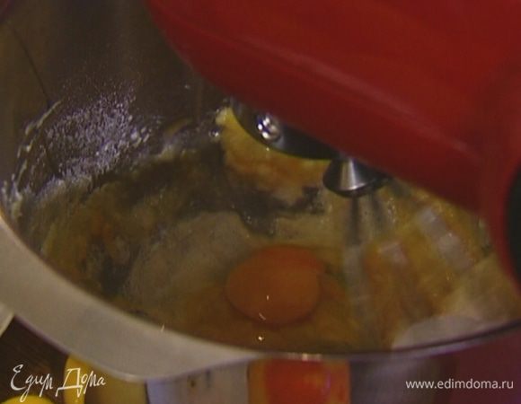 Не прекращая вымешивать, по одному ввести яйца, затем оставшуюся муку.