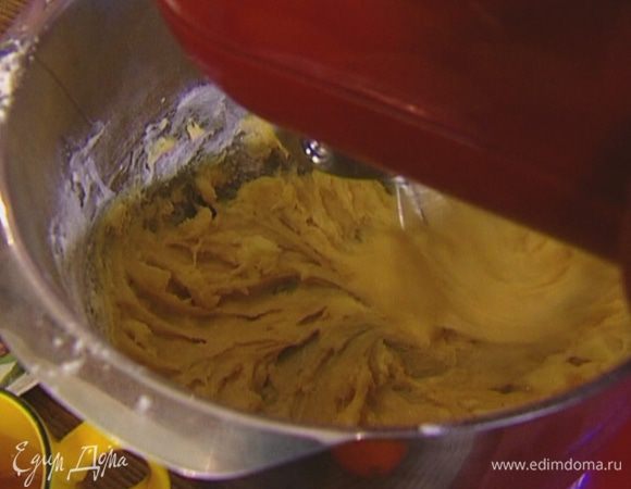 Через пару минут добавить в тесто измельченные орехи и продолжать вымешивать до получения однородной массы.