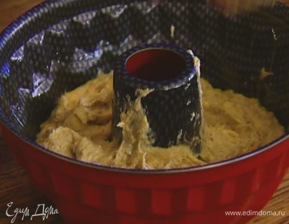 Форму для выпечки смазать растительным маслом, выложить тесто, равномерно распределить и отправить в разогретую духовку на 25–30 минут.