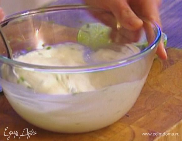 Приготовить крем: соединить сметану с сахарной пудрой, соком и цедрой лайма и вымешать ложкой. Отправить крем в холодильник.