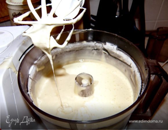 Выпикаем бисквит:
Взбить яйца с щепоткой соли в пену, желательно миксером. Затем продолжая взбивать добавлять по чуть чуть сахар а затем также аккуратно муку с разрыхлителем. Взбить массу необходимо до увеличения ее в 2 раза. Затем круглую форму для выпечки смазываем маслом (я предпочитаю чуть чуть подсолнечного)и заливаем тесто и ставим в предварительно разогретую духовку до 180 градусов на минут 30-40. Это все зависит от духовки.Проверить готовность бисквита можно зубочисткой после того как вы ей проткнете бисквит в серединке она должна быть сухая.