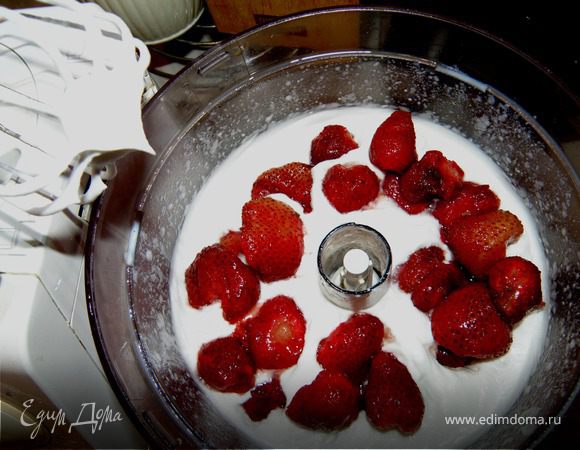 Делаем начинку.
Сметану взбиваем с сахаром и клубникой.
