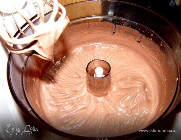 Делаем шоколадный крем:
Разогреваем молоко с сахаром.
Добавляем яйцо и перемешиваем до остывания массы постепенно добавляя сливочное масло.
Добавляем ложку какао и взбиваем.