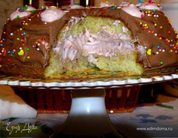 Разрезаем бисквит,смазываем клубничным кремом.Складываем наши смазаные половинки и смазываем шоколадным кремом и украшаем от всей души:)