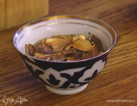 Разогреть 150 мл бульона, залить им сухие грибы и оставить набухать.