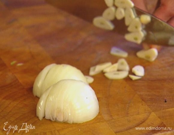 Лук и чеснок почистить и порезать.