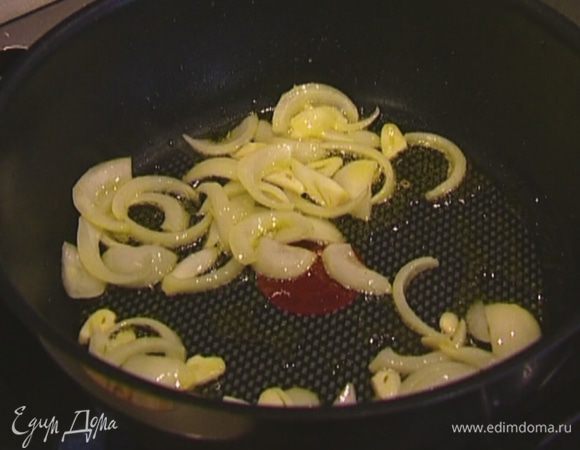 Разогреть в сковороде оливковое масло и обжарить лук и чеснок до золотистого цвета.