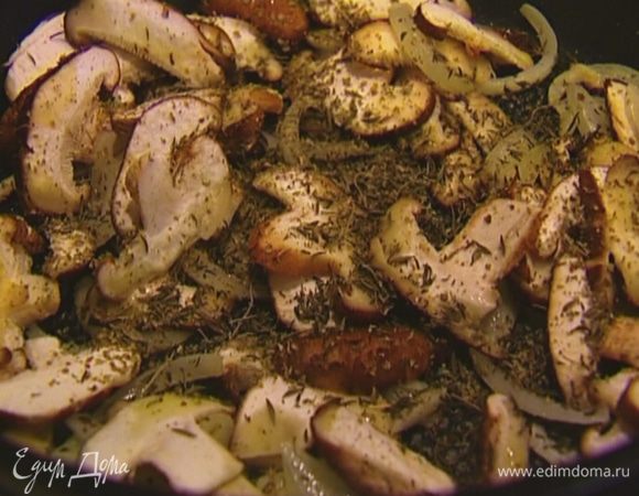 Шиитаке почистить (лучше кисточкой), нарезать пластинками и отправить к луку с чесноком, добавить тимьян и майоран, посолить.