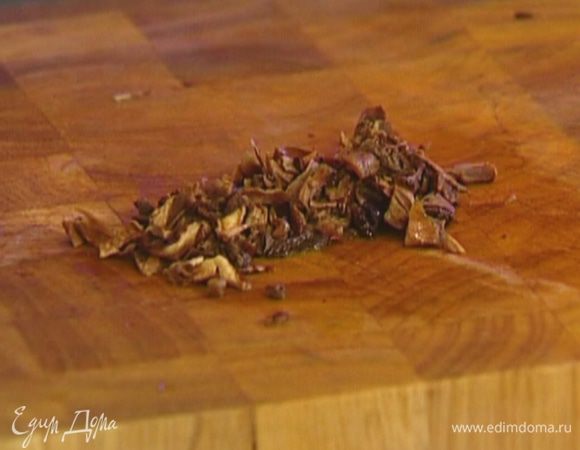 Белые грибы вынуть из бульона (бульон не выливать!), мелко порубить и добавить в сковороду с шиитаке, все перемешать.  