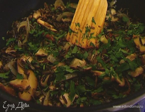 Петрушку измельчить и посыпать рис с грибами.