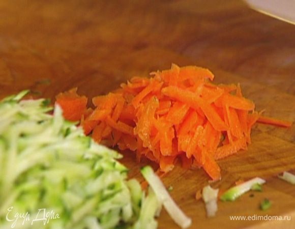 Морковь почистить и натереть на крупной терке. 