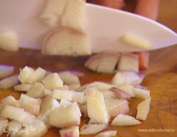 Лук-шалот почистить и мелко порубить.