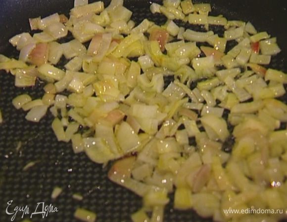 Разогреть в сковороде оливковое масло и обжарить лук до золотистого цвета.