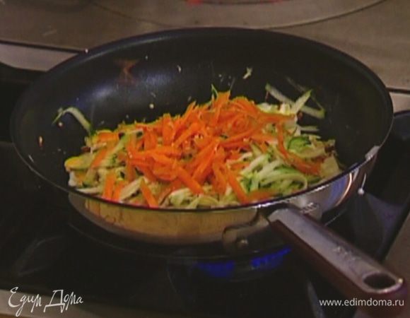 Добавить натертый цукини, посолить, затем выложить морковь и еще раз посолить.