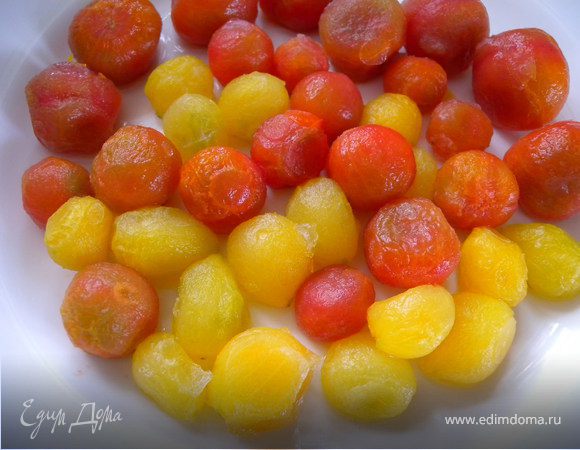 Вскипятить бульон (у меня был готовый говяжий), вкинуть почищенный и порезанный картофель. Если у вас свежие чери - ошпарить их кипятком. Аккуратно снять кожицу. У меня были собственного урожая замороженные осенью, уже без кожуры.