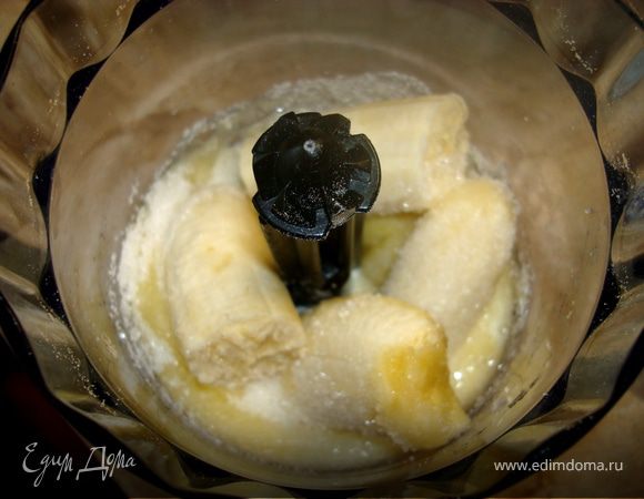 В блендере измельчить бананы и яблоко. Если у вас есть целое, то кладите его целиком, а потом просто добавьте лишнюю ложку муки. У меня тоже было целое, но потом вот этот поросенок, принц который, свистнул у меня одну половину и пока я за ним гонялась по квартире, обмусолил ее и погрыз))) Пришлось обходиться половинкой… Добавить туда же сахар (можно не использовать, банан и так сладкий), яйцо, оливковое масло (т.к. для детки, то решила сливочное не класть), творог (у меня детский творожок, но вечером делала уже с обыкновенным – все получилось отлично)…