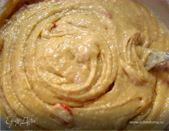 Затем из блендера все перелить в другую посуду, добавить соду и муку. Все перемешать… По поводу количества пшеничной муки смотрите сами. Мука у всех разная, поэтому берем так, чтобы тесто получилось как сметана средней густоты... Сначала хотела сделать просто из обычной, пшеничной муки, но потом все-таки решила уменьшить количество глютена в наших маффинчиках, т.к. деткам он пока еще вреден, поэтому часть муки пшеничной заменила на кукурузную и ни капли не пожалела об этом!!! Аромат и так был восхитительный, а кукурузная мука дополнительно внесла в него свой тонкий запах полей и солнца!!!