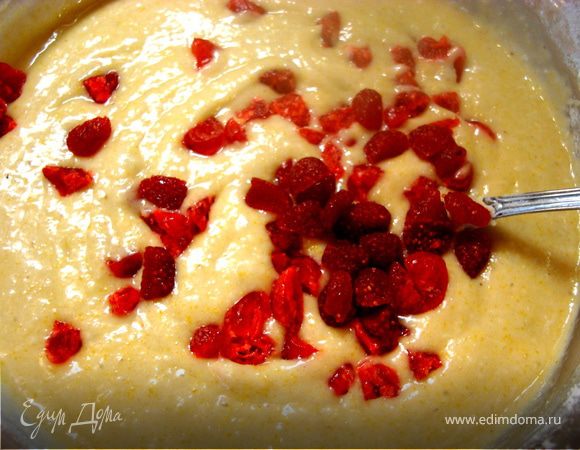 Вяленую ягоду (на ваш выбор) порезать на маленькие кубики и высыпать в наше тесто. Хорошо перемешать…