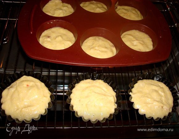Выложить в формочки для маффинов на 2/3 объема, тесто при выпечки увеличивается. Выпекать в заранее разогретой до 180 градусов духовке 25-30 минут… У меня получилось 6 маффинчиков в силиконовой форме и 3 в обыкновенной…