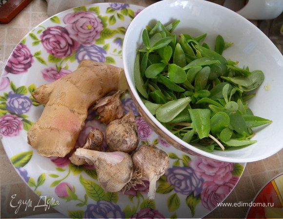 ... приготовить чеснок и имбирь (почистить). Портулак: листики отделить от стеблей.