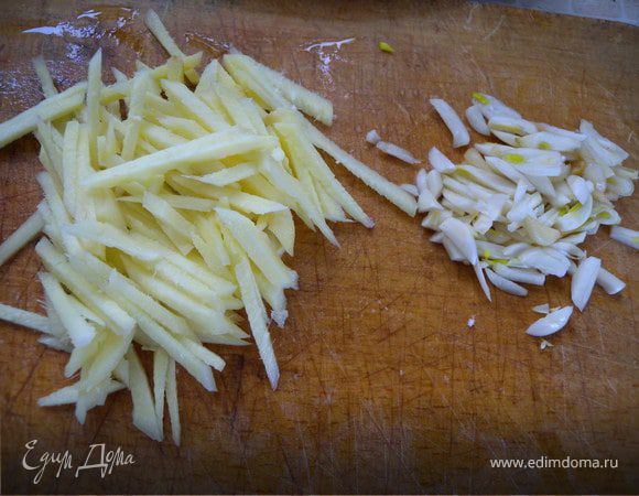 Порезать тонкой соломкой имбирь и чеснок.