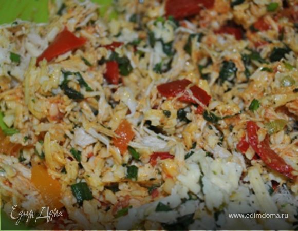 В теплой воде растворить дрожжи, добавить соль, масло, муку и замесить тесто. Поставить подходить в теплое место, пока не увеличится вдвое. 
Приготовить начинку: куриное мясо порезать, смешать со шпинатом, луком, сыром и перцем. Приправить по вкусу солью, перцем и базиликом.