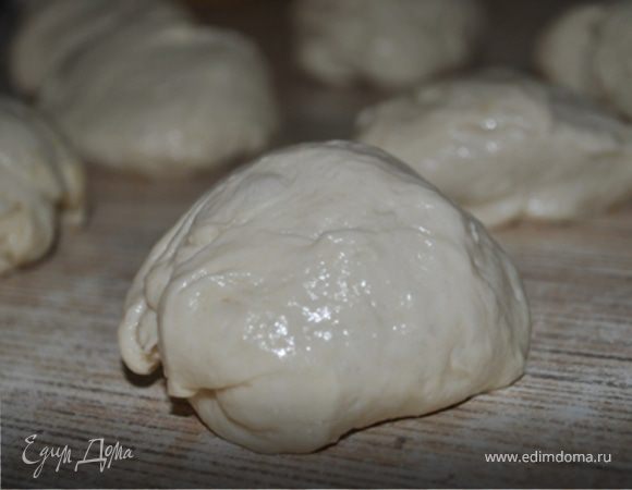 Подошедшее тесто разделить на 8 частей,