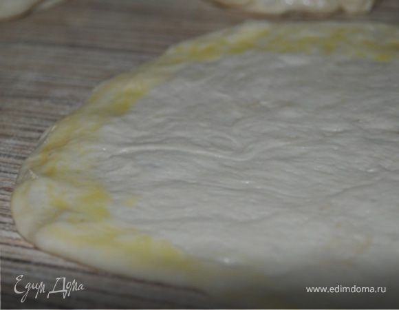 каждую часть тонко раскатать.
Смазать края взбитым яйцом,