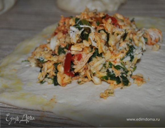 на одну половину положить начинку, 