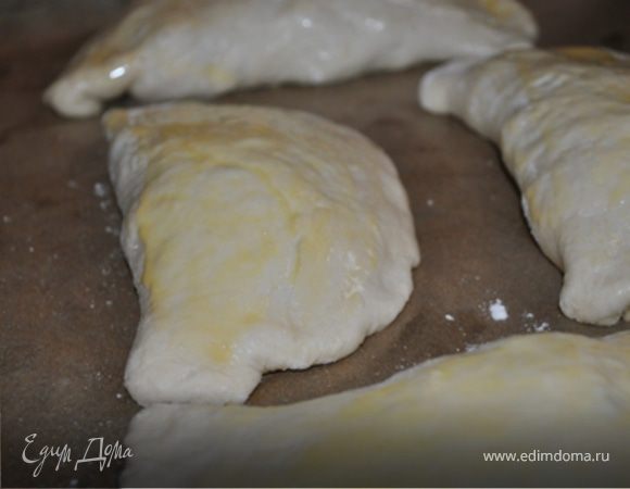 накрыть второй и защипнуть, смазать взбитым яйцом.