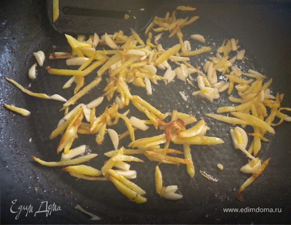 На разогретую сковороду влить 2 ст л оливкового масла. Обжарить в нем имбирь, добавить чеснок и продержать (помешивая) буквально минуту (не спалить). Отправить к картошке. Варить суп до готовности картофеля.