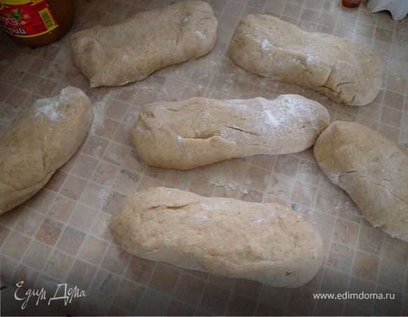 К супу я пекла не менее полезный хлебушек с семенами льна. Но дело в том, что они у меня уже жаренные. Однажды я поверх посыпала хлеб и отправила его в духовку ... ;-(( семена сгорели. Мне сейчас пришла в голову идея спрятать семена во врутрь хлеба. Итак хлеб. Замесить стандартно тесто. Дать подойти (1,5-2 часа). Вымесить еще раз.