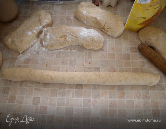 Разделить на 4 части. раскатать сначала валик  