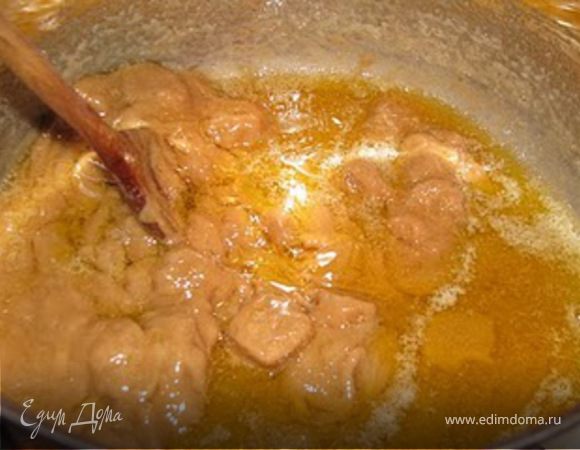 В большую кастрюлю кладем масло,ставим на огонь и растапливаем.Затем добавляем к маслу ириски,и непрерывно мешая, все растапливаем до образование гладкой,однородной массы.