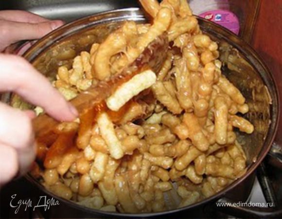 Затем снимаем с огня,засыпаем кукурузные палочки,перемешиваем.