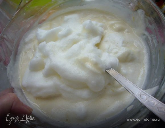 Тесто*
Раздели желтки от белков. Взбей желтки+сахар до белого цвета.
Муку+крахмал+разрыхлитель-просей всё вместе,и добавь постепенно к желткам,взбивая.Добавь взбитые отдельно белки с щепоткой соли.*Белки должны быть комнатной температуры.