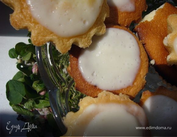 Сверху полей кремом №1.